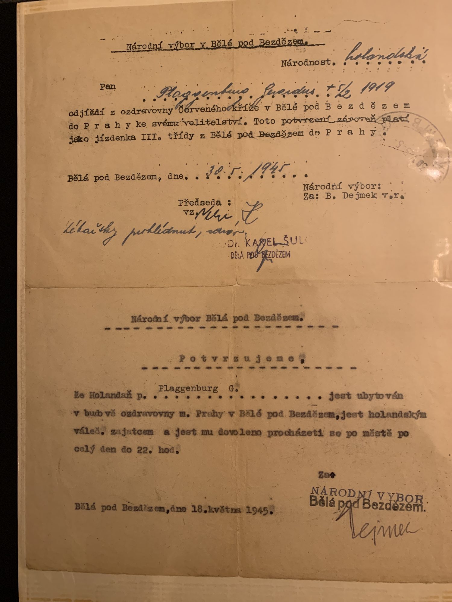Documenten uit Bělá pod Bezdězem: bewegingsvrijheid en reispas naar Praag.