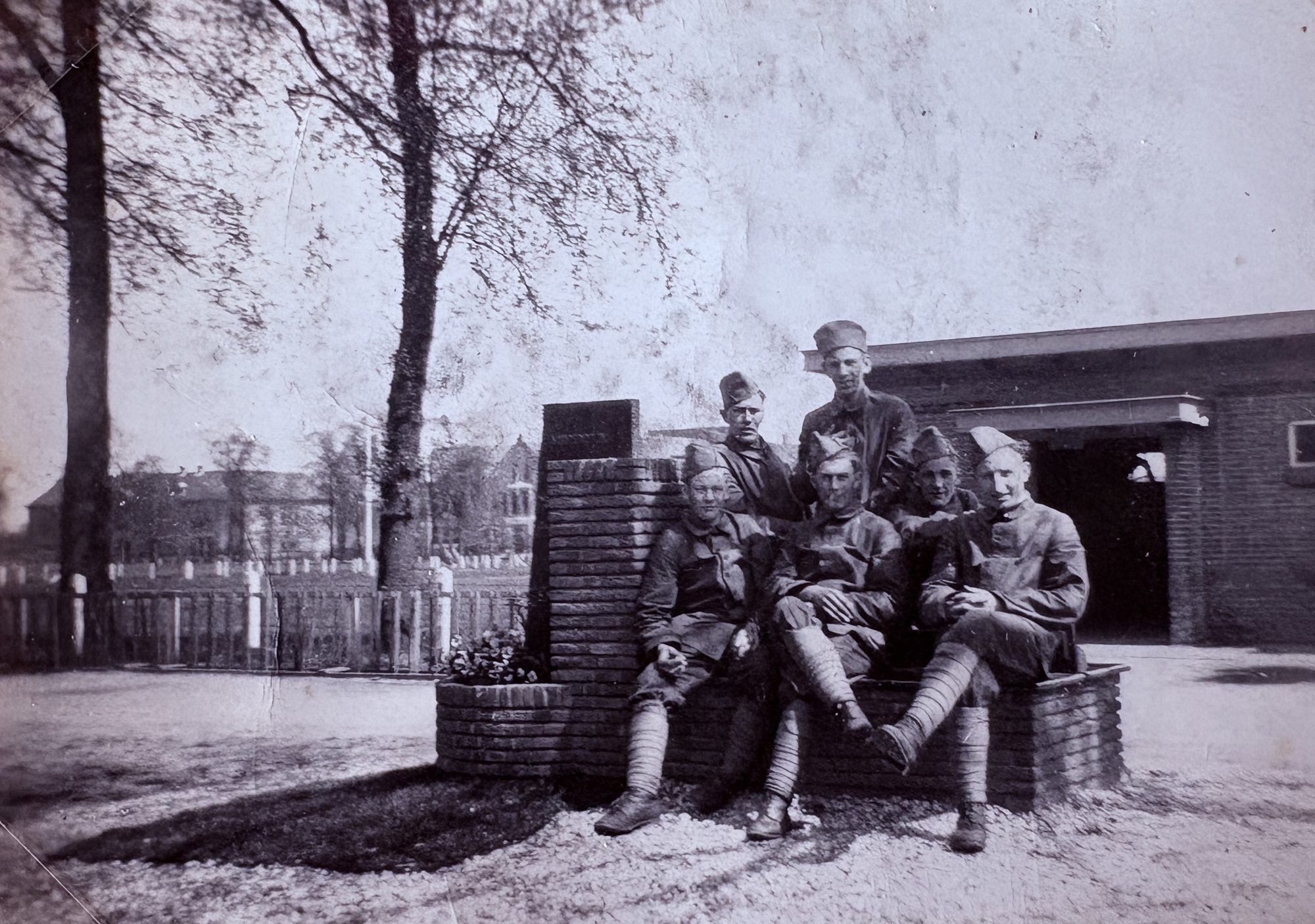Groepsfoto van zes soldaten op de kazerne in Amersfoort, diensttijd 1939-40.