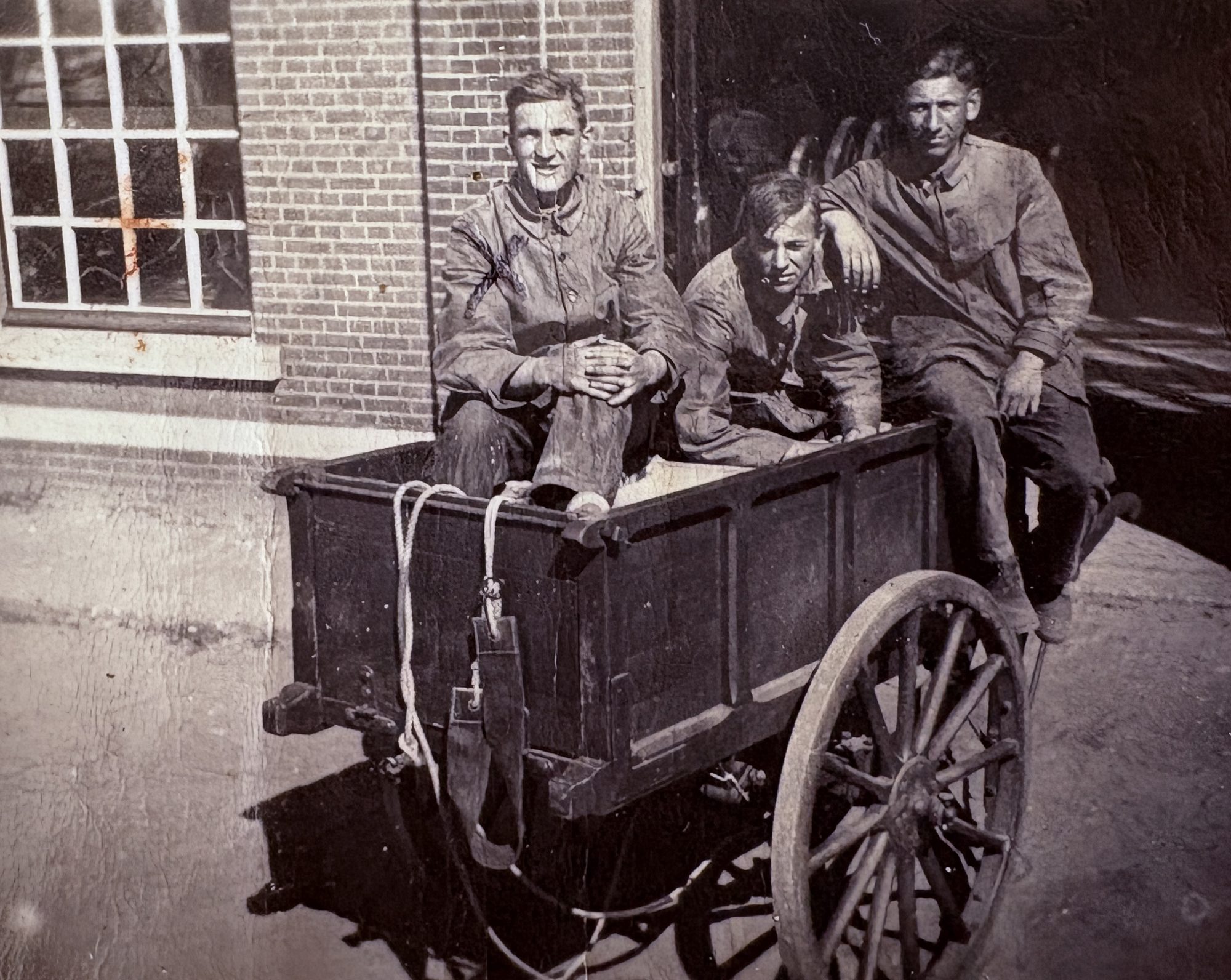 Munitie rijden op een handkar tijdens de diensttijd in Amersfoort.