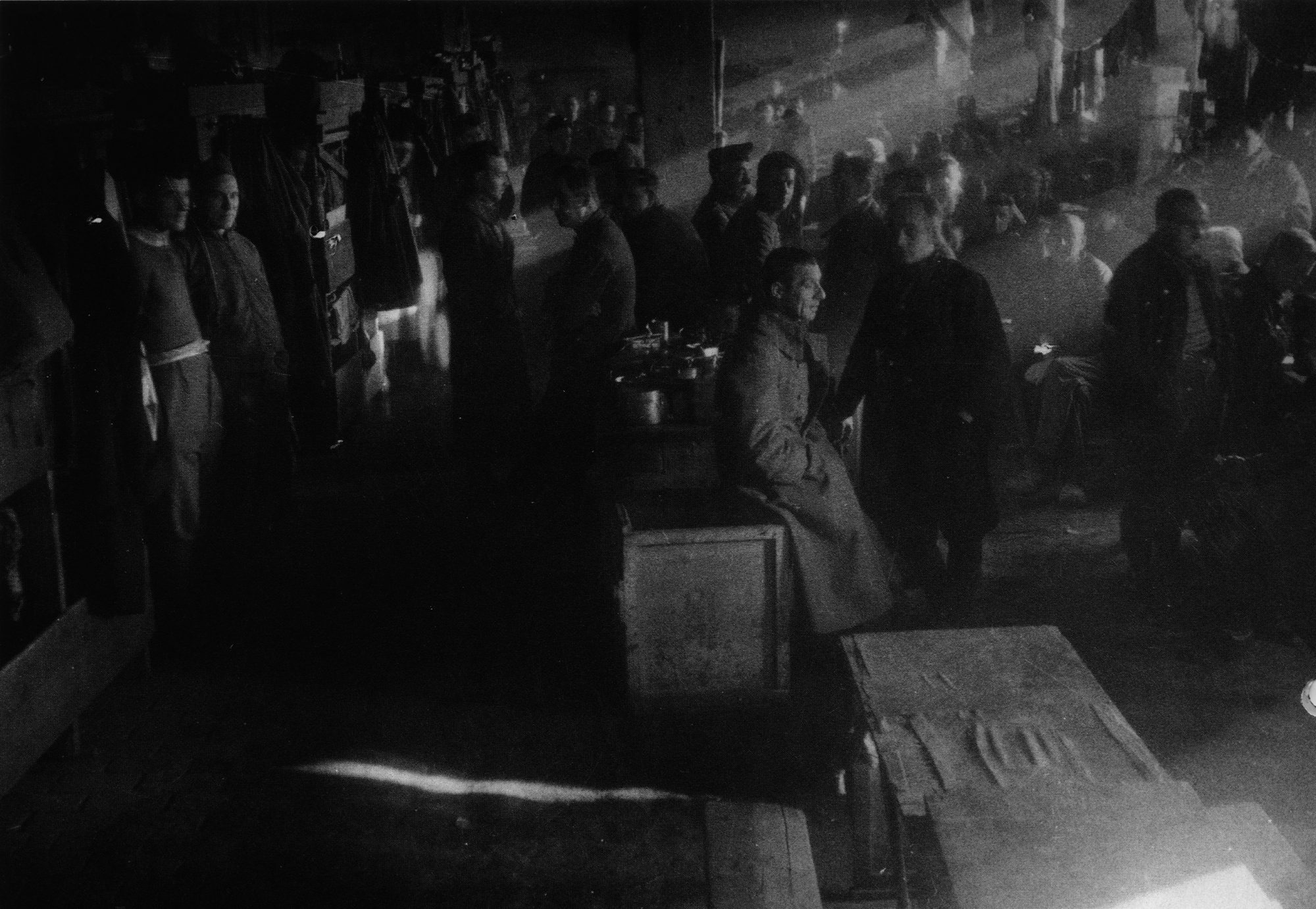 Het schemerige interieur van een houten barak in Stalag IV-B Mühlberg, 1943.
