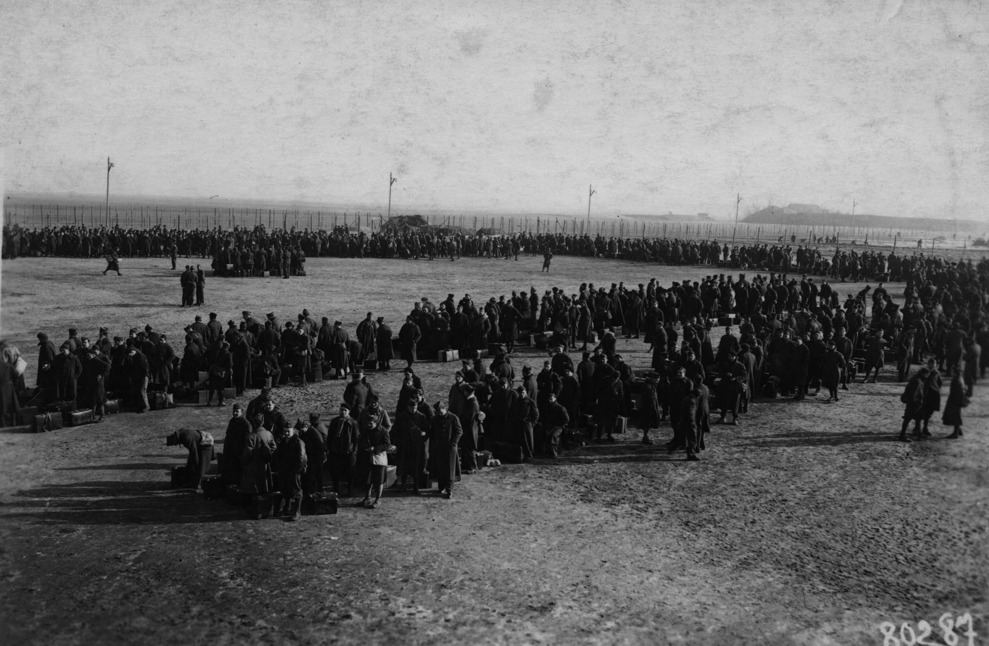 Honderden krijgsgevangenen met bagage opgesteld op het terrein van Stalag IV-B Mühlberg, 1943.