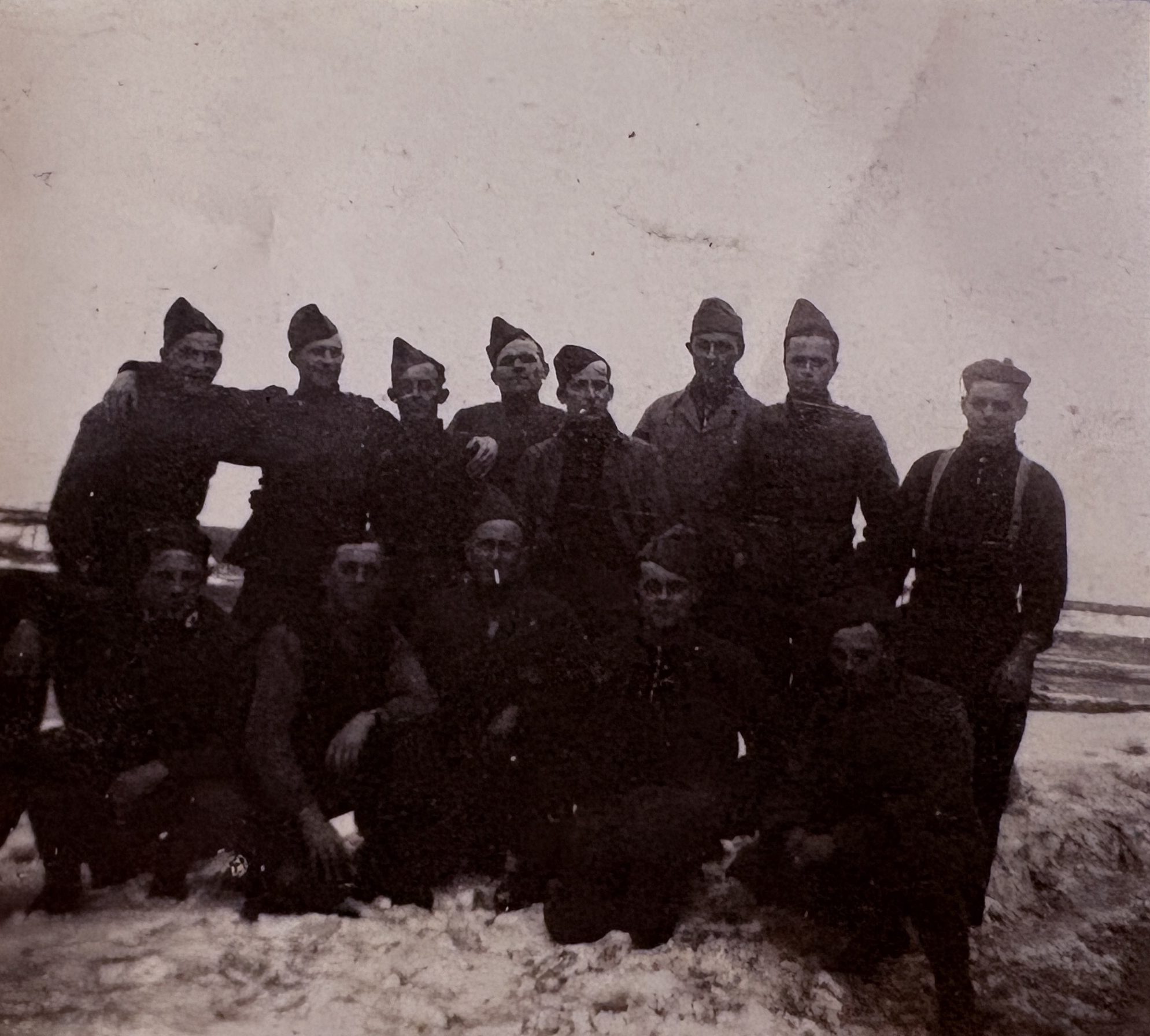 Groepsfoto van Gerardus met kameraden op Texel, diensttijd 1939.