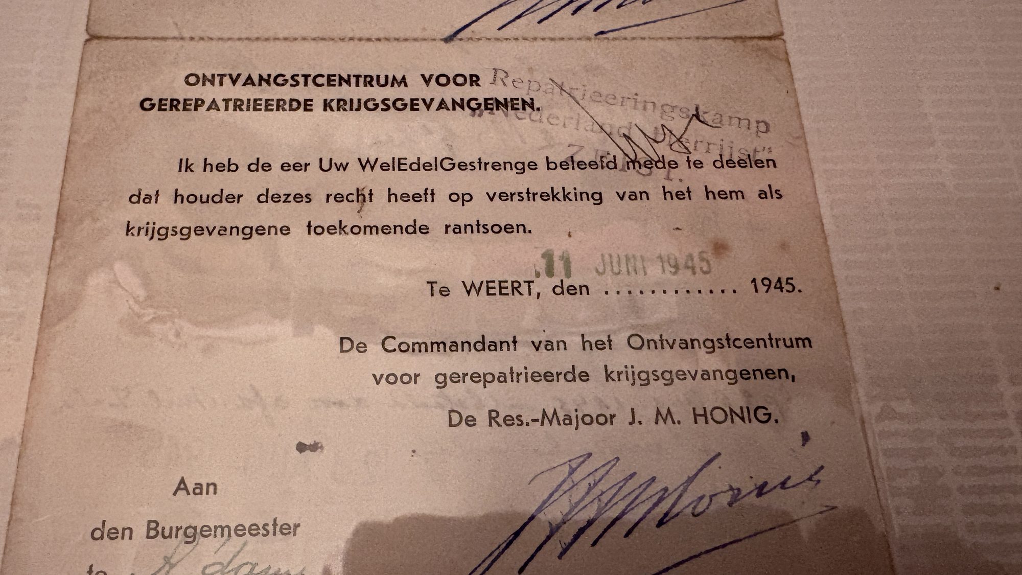 Begeleidende brief van het Ontvangstcentrum Weert aan de burgemeester van Amsterdam over zijn rantsoen, 11 juni 1945.