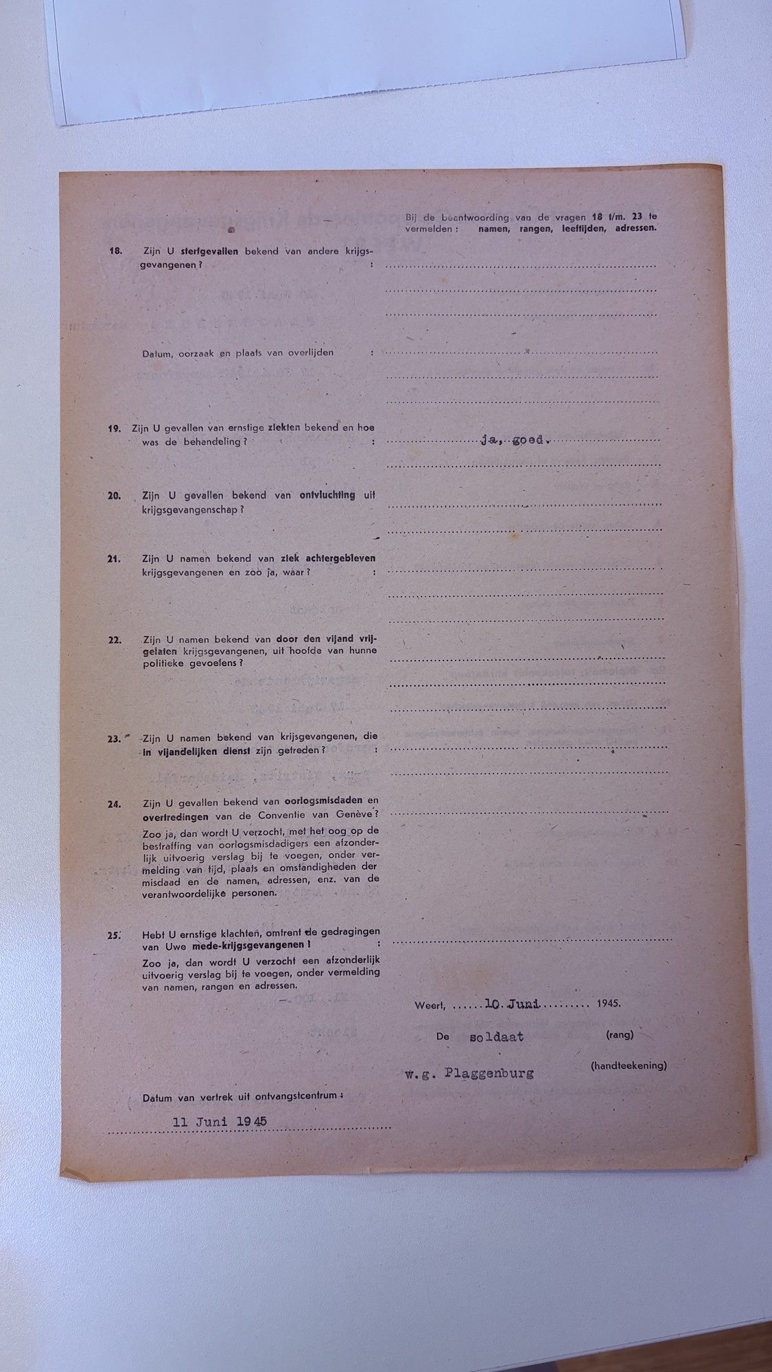 Achterzijde van het registratieformulier van het Ontvangstcentrum Weert, met zijn handtekening.